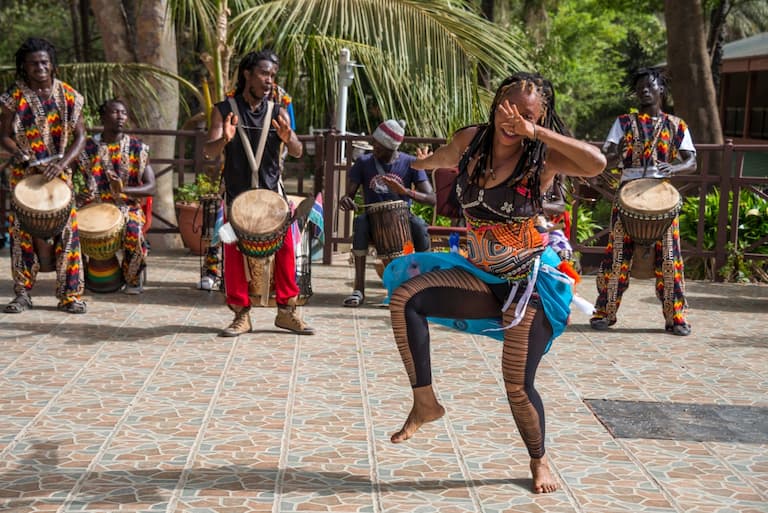 Cultura que verás en Gambia excursiones, baile parte del folclore Gambiano