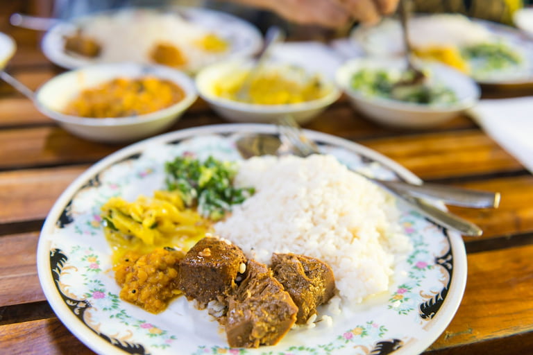 Diferentes curries para el arroz Sri Lanka