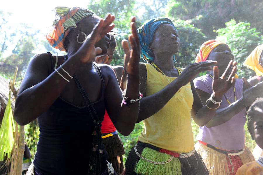 Mujeres bailando en África